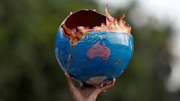 Réplica de la Tierra en llamas en una movilización de Fridays For Future en Bombay (India)