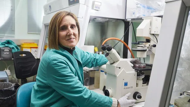 Sola posa en uno de los laboratorios del Centro Nacional de Biotecnología