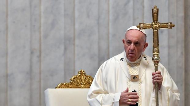 El Papa que iba a lavar los pies a las cárceles celebra el Jueves Santo  «prisionero»