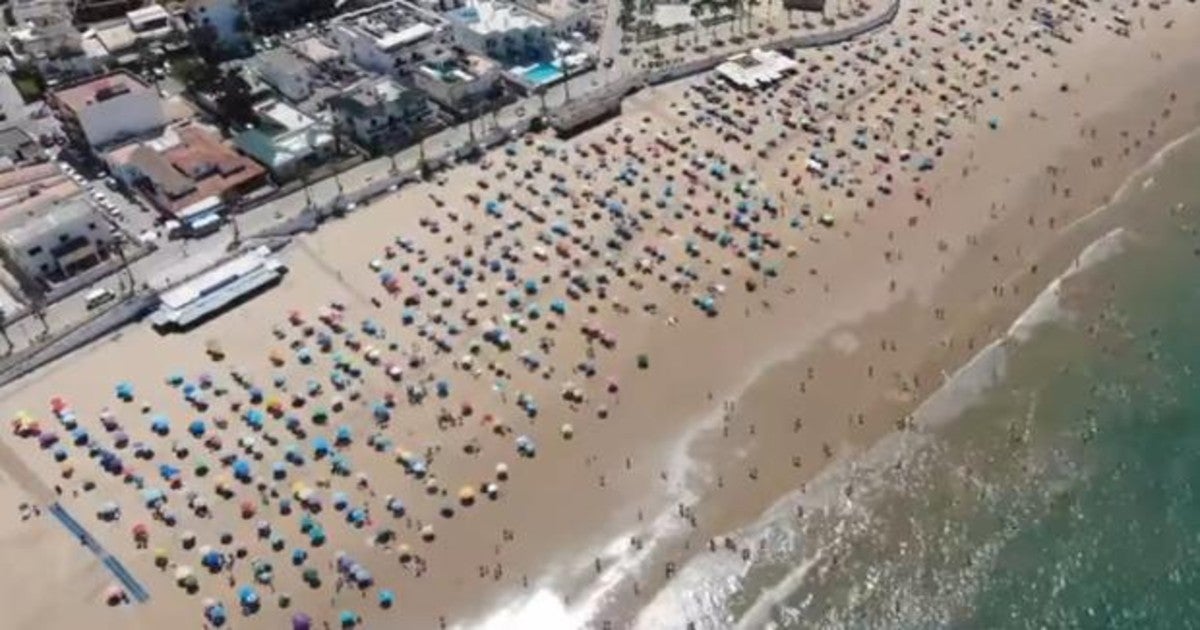 Chipiona, convertida en ejemplo mundial de distancia social en la playa