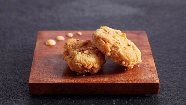 Pequeños bocaditos de pollo rebozado que serán el primer producto disponible en el mercado de Singapur elaborados a través de células animales cultivadas en laboratorio, además de migajas de pan y proteína vegetal