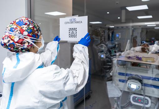 Un cartel avisa del ingreso de un paciente con la variante británica del virus, más contagiosa