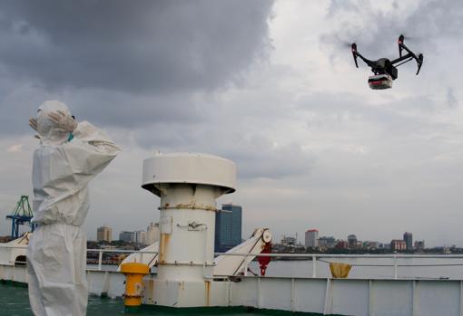 Dron que utilizan para hacer llegar medicamentos a las personas que se encuentran aisladas