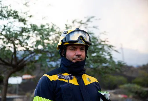 Uno de os bomberos que trabajan en la zona de la erupción