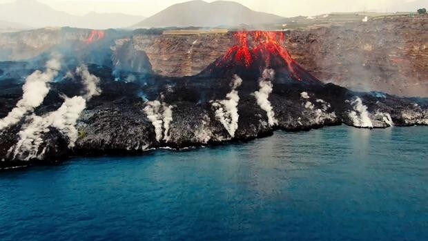 El volcán de La Palma ya ha emitido más lava que el San Juan y el Teneguía  juntos