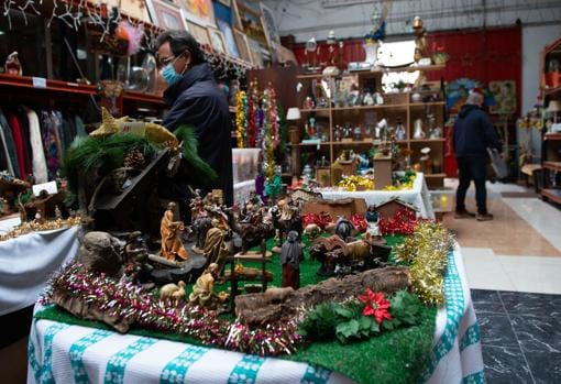 Muchos coleccionistas buscan novedades en la tienda de segunda mano de Granollers