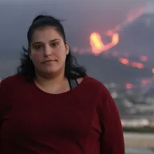 Amanda, con el volcán al fondo