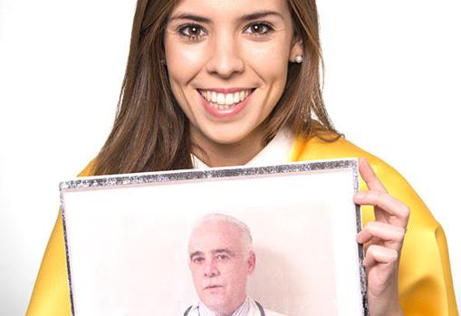 Cristina, en la foto de su orla, con su padre y abuelo