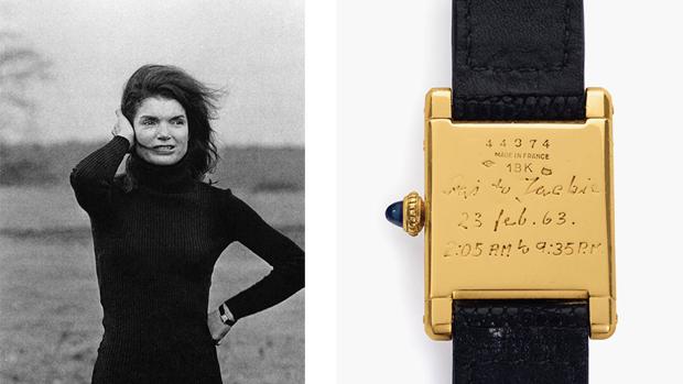 Jacqueline Kennedy con su icónico Cartier Tank con la fecha y horarios inscritos por Stanislaw Radziwill