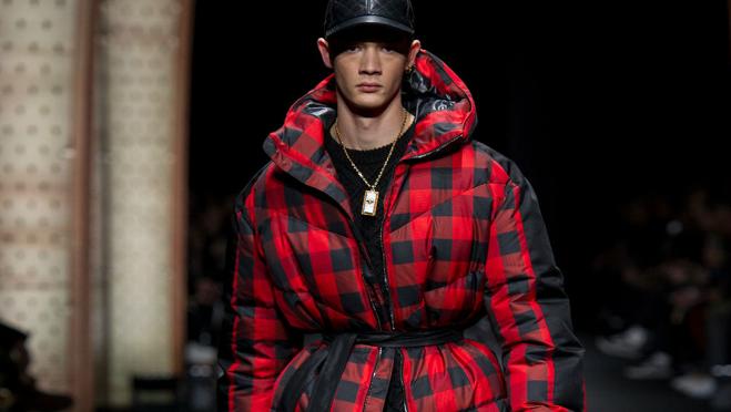 Versace Jeans Couture - Plumífero Versace Jeans Couture negro con escrito  verde fluor - BLS Fashion