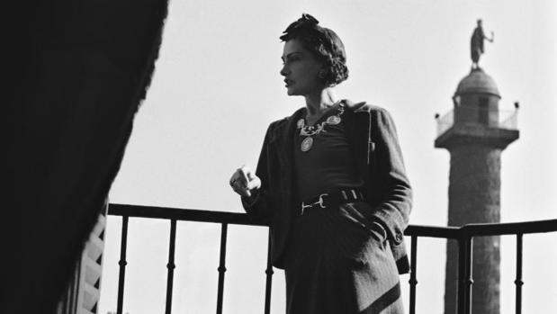 Coco Chanel en el balcón de su suite del Hotel Ritz