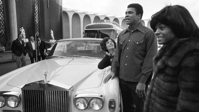 Muhammad Ali y Diana Ross entrando al Rolls Royce