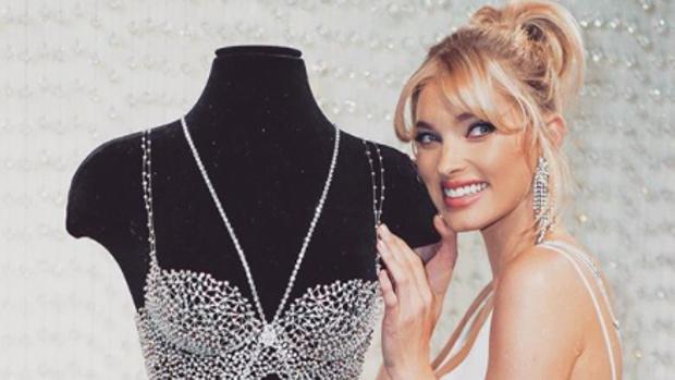 La modelo sueca Elsa Hosk junto al Fantasy Bra con el que desfilará el 8 de noviembre