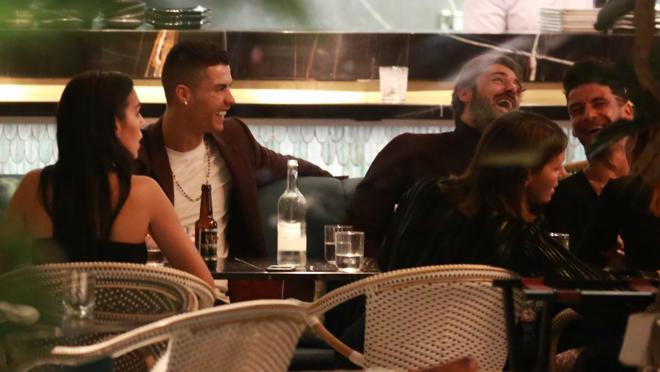 Cristiano Ronaldo y Georgina con amigos durante una de sus cenas en Londres