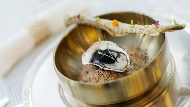 Ostra Gillardeau con un Ligero Aliño Cítrico y Caviar de Beduga 000, Piel Crujiente de Bacalao y Sidra Texturizada de InterContinental Madrid