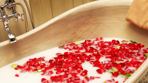 Bañera con sales y flores