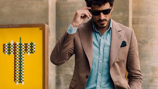 Traje sin corbata como etiqueta más utilizada
