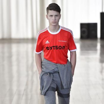 Outfit con playera de futbol hombre clearance