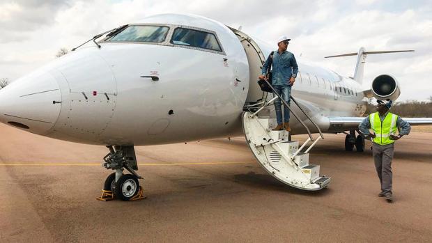 Un multimillonario compra todos los billetes de un vuelo para evitar  contagiarse del coronavirus