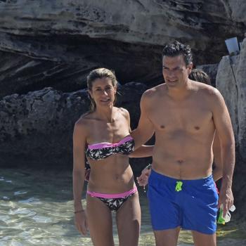 Pedro Sánchez y Begoña durante una de sus vacaciones en la playa en 2016