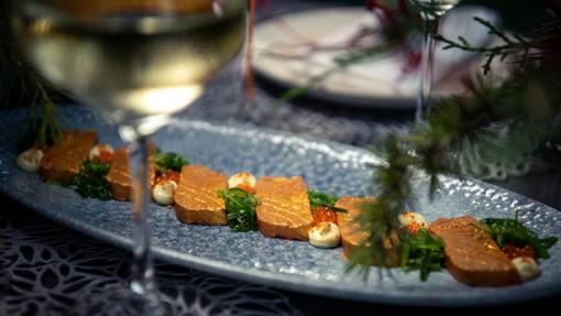 Sashimi de salmón ahumado, una de las propuestas de Ginkgo Restaurante & Sky