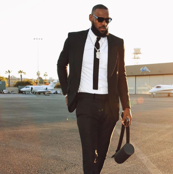 Lebron con traje negro y corbata