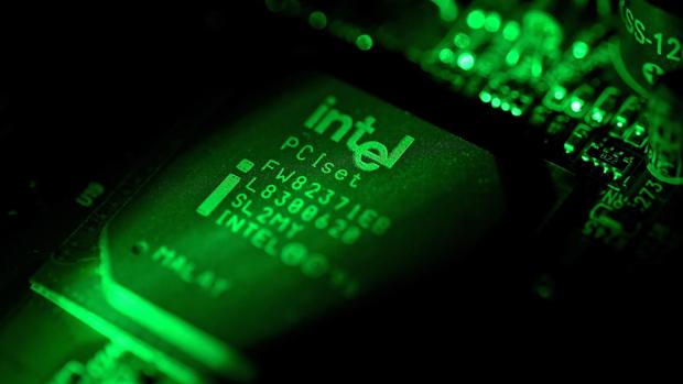 Fotografía en primer plano que muestra una placa de un ordenador en un ordenador Intel