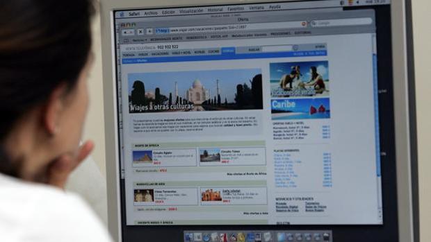 Una internauta consulta una web de viajes