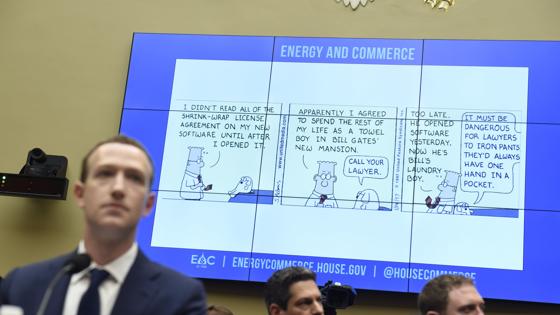 La pantalla detrás de Zuckerberg contrasta con el ambiente serio e incluso intimidante que se vive en el Congreso de Estados Unidos