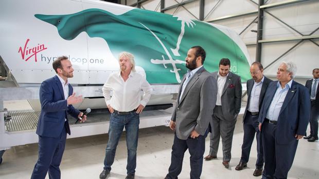 Josh Giegel, CTO de Virgin Hyperloop One, junto a