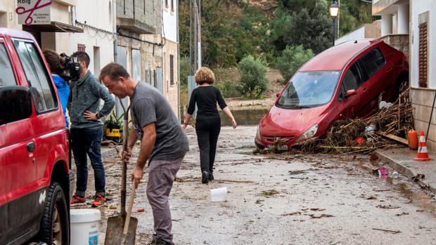 Vecinos y voluntarios limpiando las calles de la localidad mallorquina de Sant Llorenç, la zona más perjudicada debido a los desbordamientos y riadas del pasado mes de octubre