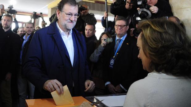 El expresidente del Gobierno, Mariano Rajoy, votando en las elecciones generales de diciembre de 2015