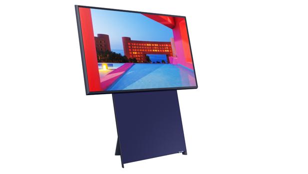 Samsung lanza un extraño televisor que se pone en vertical para ver vídeos del móvil
