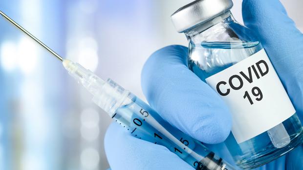 Montaje de una jeringuilla con su correspondiente vacuna de COVID-19