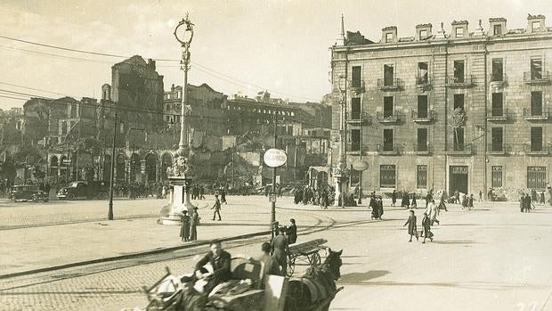 Avenida Alfonso XIII esquina con La Ribera (actual Calvo Sotelo) y el edificio de la Delegación de Hacienda tras el Incendio, 1941, Colección Víctor del Campo Cruz, Centro de Documentación de la Imagen de Santander, CDIS, Ayuntamiento de Santander.