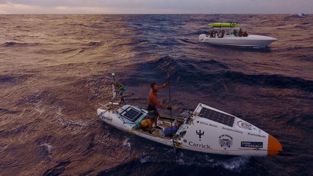 Chris Bertish, en su balsa o paddle board, al final del viaje. «Primer contacto», escribió como pie de foto