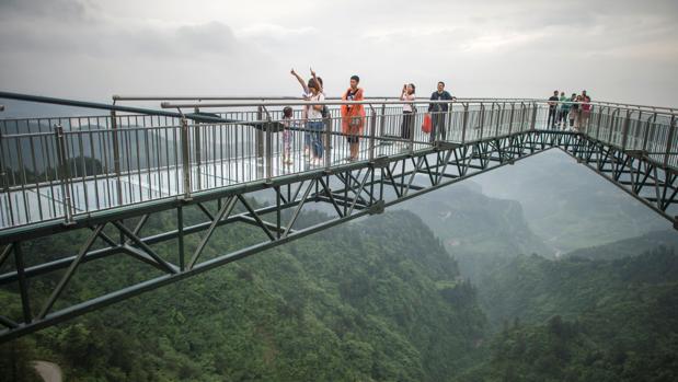 Pasarela de cristal inaugurada en Wansheng, en China