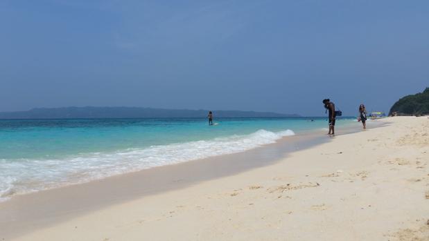 Fotografía de archivo de 29 de junio de 2017 que muestra a varios turistas mientras visitan la Playa Blanca de la isla de Borácay (Flipinas)