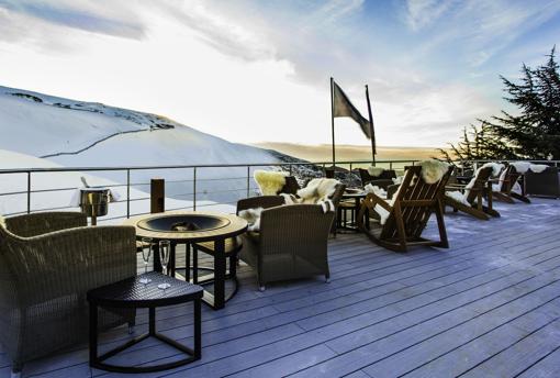Terraza del hotel el Lodge Ski & Spa de Sierra Nevada