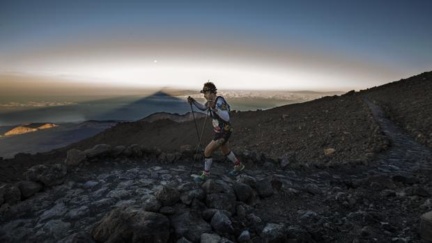 Tenerife es una isla que invita a caminar en rutas más fáciles, junto al mar, o más exigentes, cerca del Teide