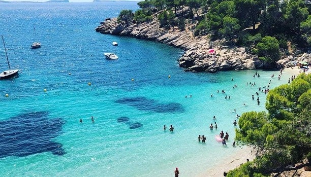 La Cala Salada de Ibiza, una de las playas más populares en la famosa red social