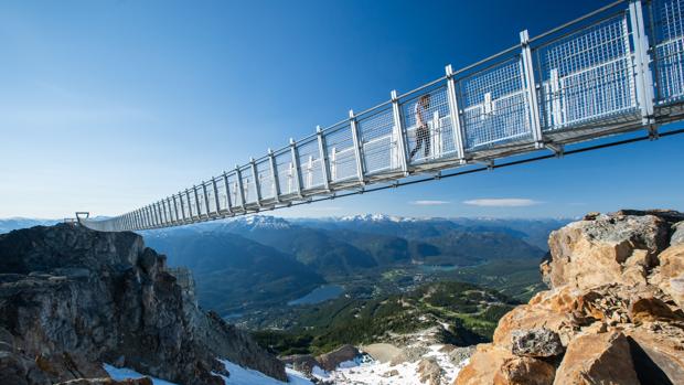 Los 130 metros de este espectacular puente recogen el panorama sobrecogedor de las montañas de la Columbia Británica