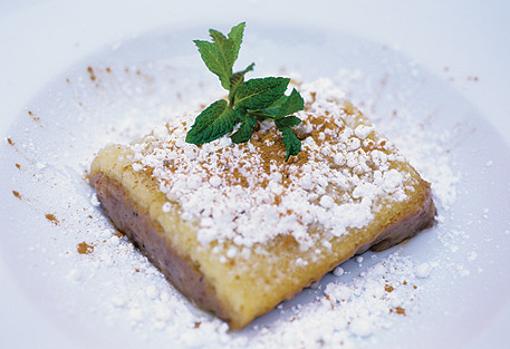 El Bienmesabe es un duce típico de la gastronomía antequera cuyos principales ingredientes son azúcar, almendras, y huevos