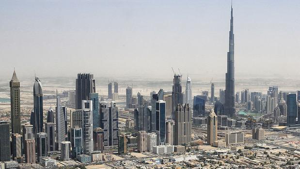 Silueta de Dubái dominada por el Burj Khalifa