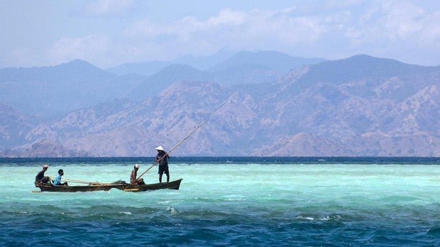 Pescadores en la isla Rinca, en el Parque Nacional Komodo, Indonesia