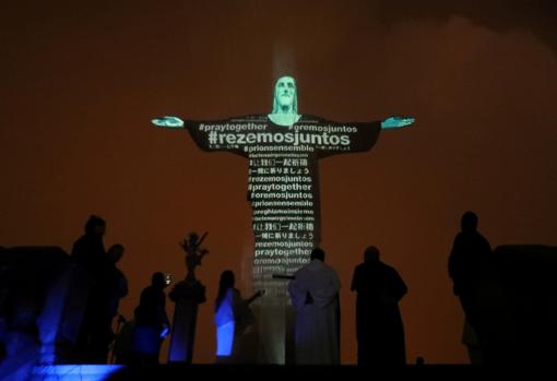 Coronavirus En Imagenes El Cristo Redentor De Brasil Se Ilumina Con Las Banderas De Los Paises Afectados Por Coronavirus