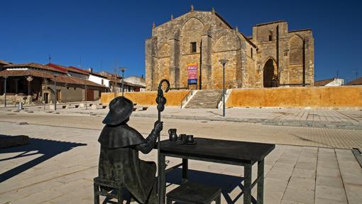 Iglesia de Santa Maria la Blanca de Villalcázar de Sirga, contemplada por la estatua a Pablo el Mesonero