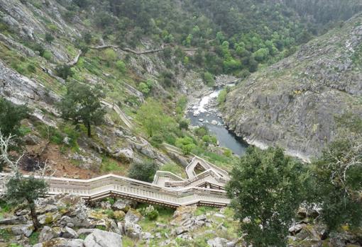 Pasadizos del Paiva, an 8.7 km path made with wooden walkways
