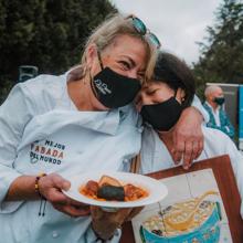 Ana Azpiazu and Rosa María Vales, with the winning fabada