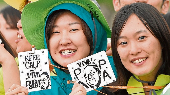 Dos chicas asistentes a la Jornada Asiática de la Juventud